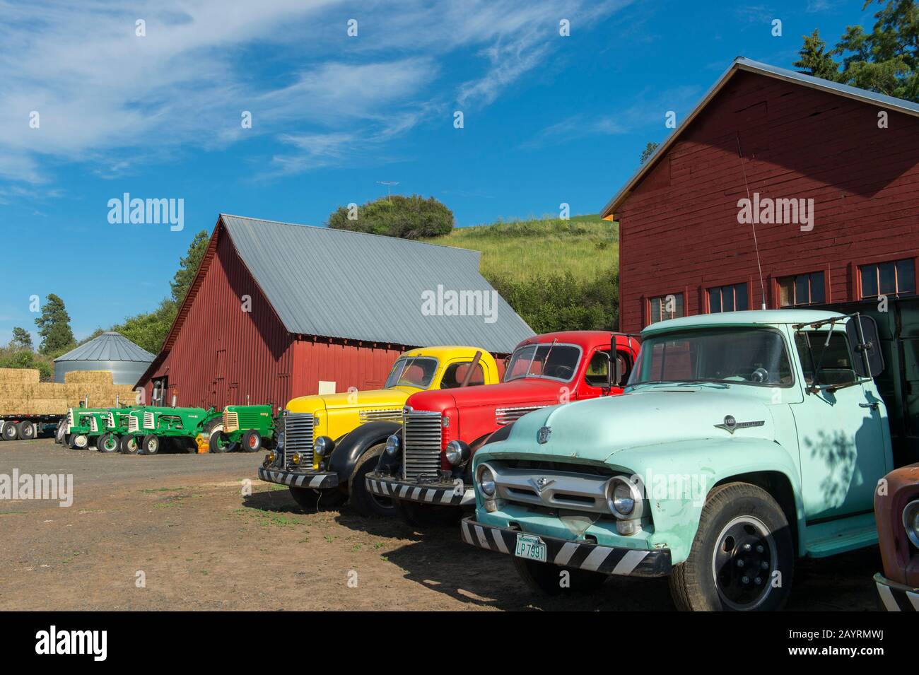 Alte Landmaschinen auf einer Farm im Whitman County in der Palouse, Washington State, USA. Stockfoto