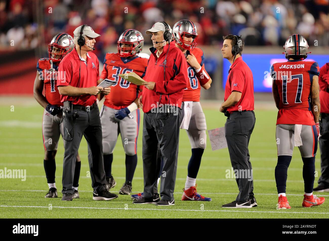 Houston, Texas, USA. Februar 2020. Houston Roughnecks Cheftrainer June Jones (Center) während eines Timeouts gegen die St. Louis Battlehawks während des vierten Viertels des regulären Saisonspiels der XFL im TDECU Stadium in Houston, TX am 16. Februar 2020. Kredit: Erik Williams/ZUMA Wire/Alamy Live News Stockfoto