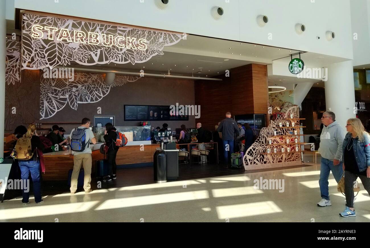 New Orleans, Louisiana, U.S.A - 8. Februar 2020 - Die Ansicht des neuen Starbucks-Ladens vom Flughafen Louis Armstrong Stockfoto