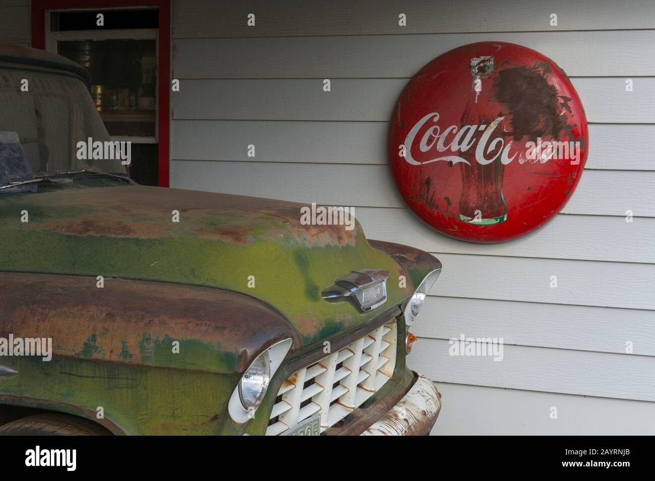 Nahaufnahme eines alten Chevrolet-Wagens an einer alten Tankstelle mit Coca-Cola-Schild, Teil einer alten Autosammlung auf einer Farm in der Nähe von Colfax im Whitman County in Stockfoto