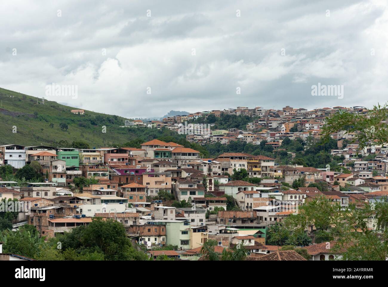 Mariana, MINAS GERAIS, BRASILIEN - 23. DEZEMBER 2019: Panoramablick auf Mariana in Minas Gerais, Brasilien. Mariana ist die älteste Stadt im Bundesstaat Stockfoto