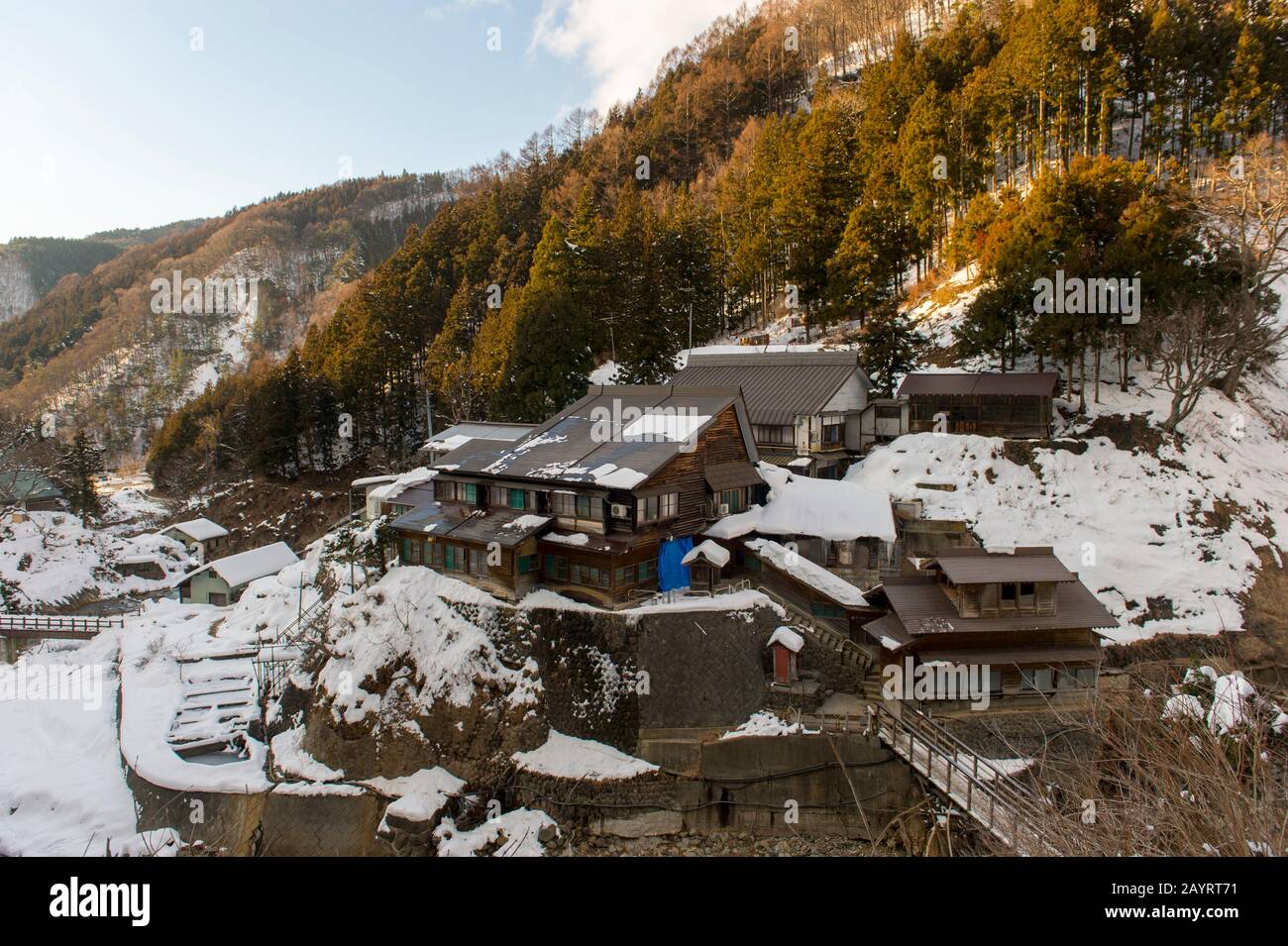 Blick auf den Korakukan Kambayashi Onsen, ein traditionelles Ryokan in Jigokudani auf der Insel Honshu, Japan. Stockfoto