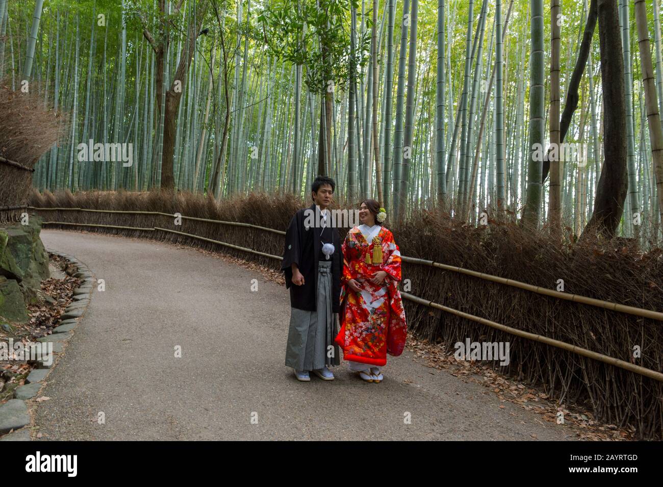 Ein japanisches Brautpaar auf dem Weg durch den Bambushain (Moso-Bambus) am Tempel Tenryu-JI (UNESCO-Weltkulturerbe) in Arashiyama, Kyot Stockfoto
