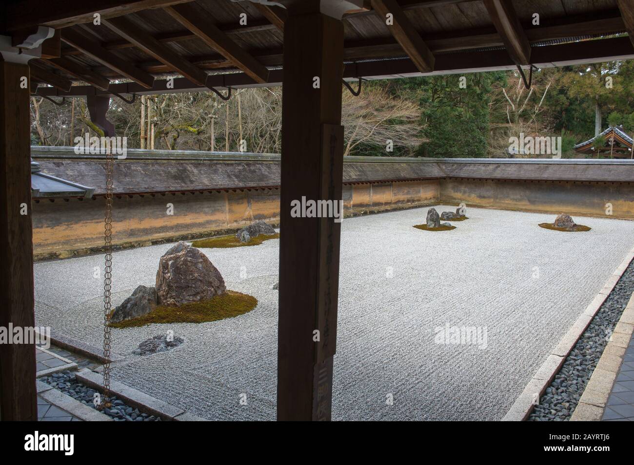 Der kare-sansui (trockene Landschaft) Zen-Felsengarten am Ryoan-JI Tempel in Kyoto, Japan. Stockfoto