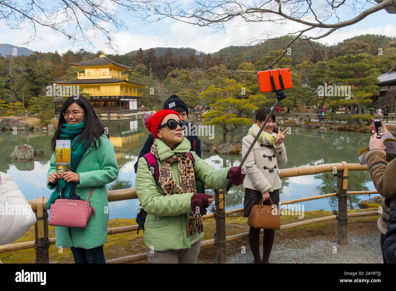 Menschen, die Fotos mit einem selfie-stick am Blickpunkt des Kinkaku-JI oder des Tempels des Goldenen Pavillons machen, der offiziell den Namen Rokuon-JI trägt (De Stockfoto