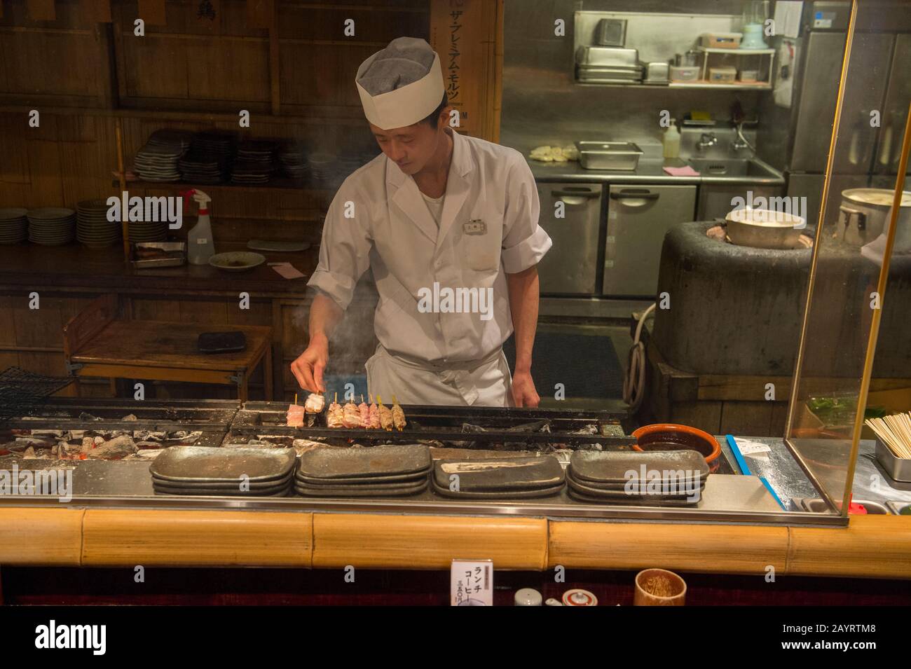 Ein Koch kocht Hühnerschräger in einem Restaurant in Kyoto, Japan. Stockfoto
