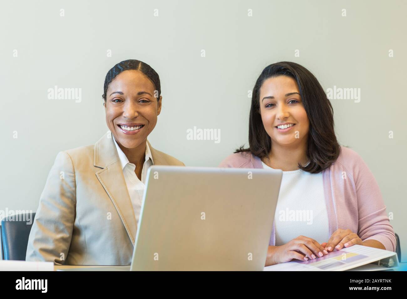 Multi-ethnische Gruppe von Frauen bei der Arbeit. Stockfoto