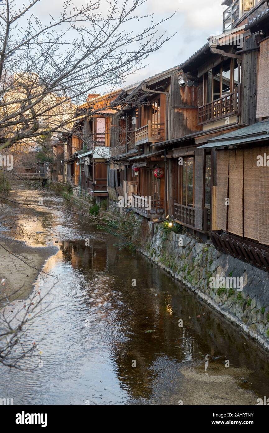 Der Shirakawa-Kanal im Bezirk Gion, der das Heck einiger Teehäuser und Geschäfte in Kyoto, Japan, zeigt. Stockfoto