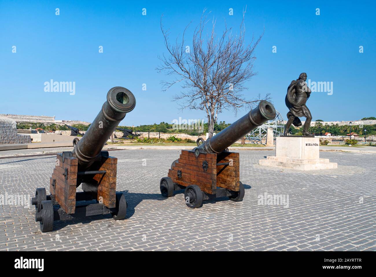 27. November 2019 in Havanna, Kuba: Zwei alte schwarze spanische Kanonen sind aus Kolonialzeiten am Malecon-Ufer im alten Havanna übergelaufen. Kuba Stockfoto