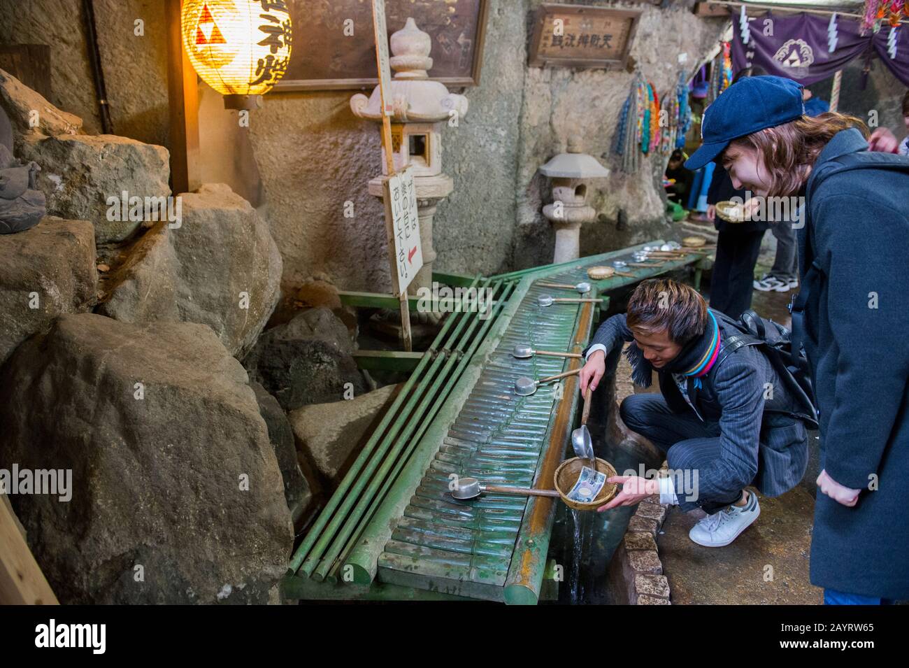 Menschen in der Höhle des Ugafuku-Schreins Zeniarai Benzaiten, im Volksmund einfach Zeniarai Benten genannt, ein Shinto-Schrein in Kamakura, Kanagawa-Präfektu Stockfoto