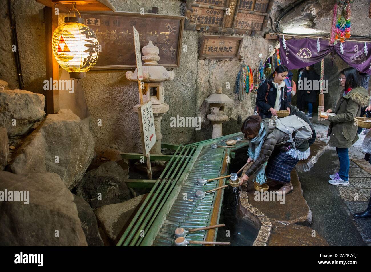 Menschen in der Höhle des Ugafuku-Schreins Zeniarai Benzaiten, im Volksmund einfach Zeniarai Benten genannt, ein Shinto-Schrein in Kamakura, Kanagawa-Präfektu Stockfoto