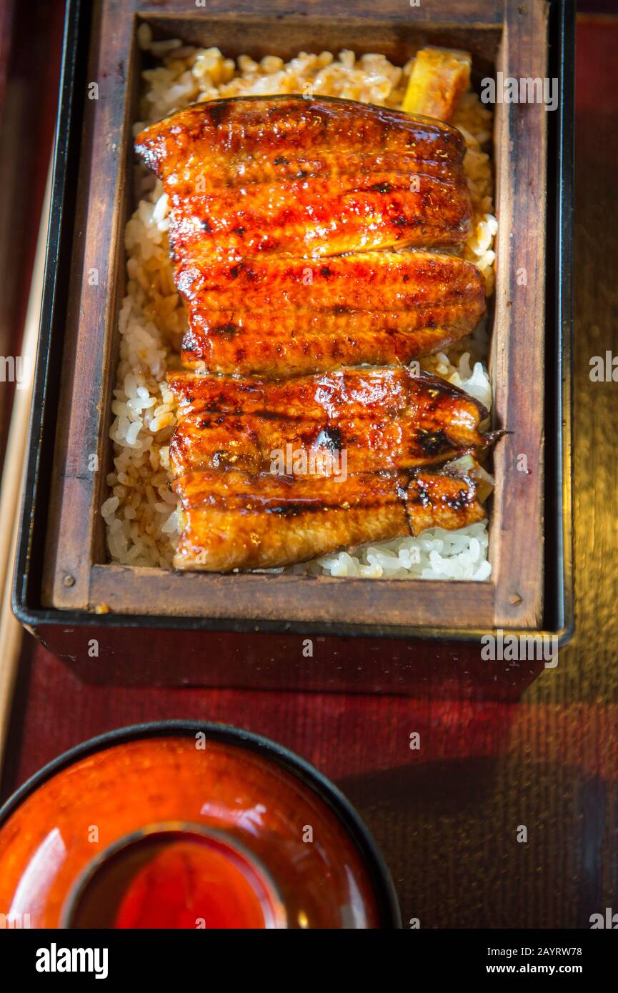 Gegrilltes Aalgericht in einem Restaurant in Kawagoe in der Nähe von Tokio, Japan. Stockfoto