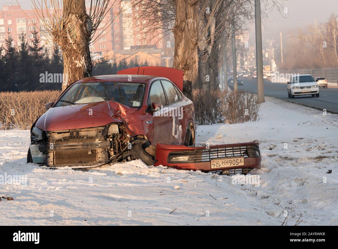 Krasnojarsk, Russland, 3. Februar 2020: Frontalcrash einer roten Volkswagen Polosedan. Im Winter flog das Auto auf einer rutschigen Straße auf die Seite des RO Stockfoto
