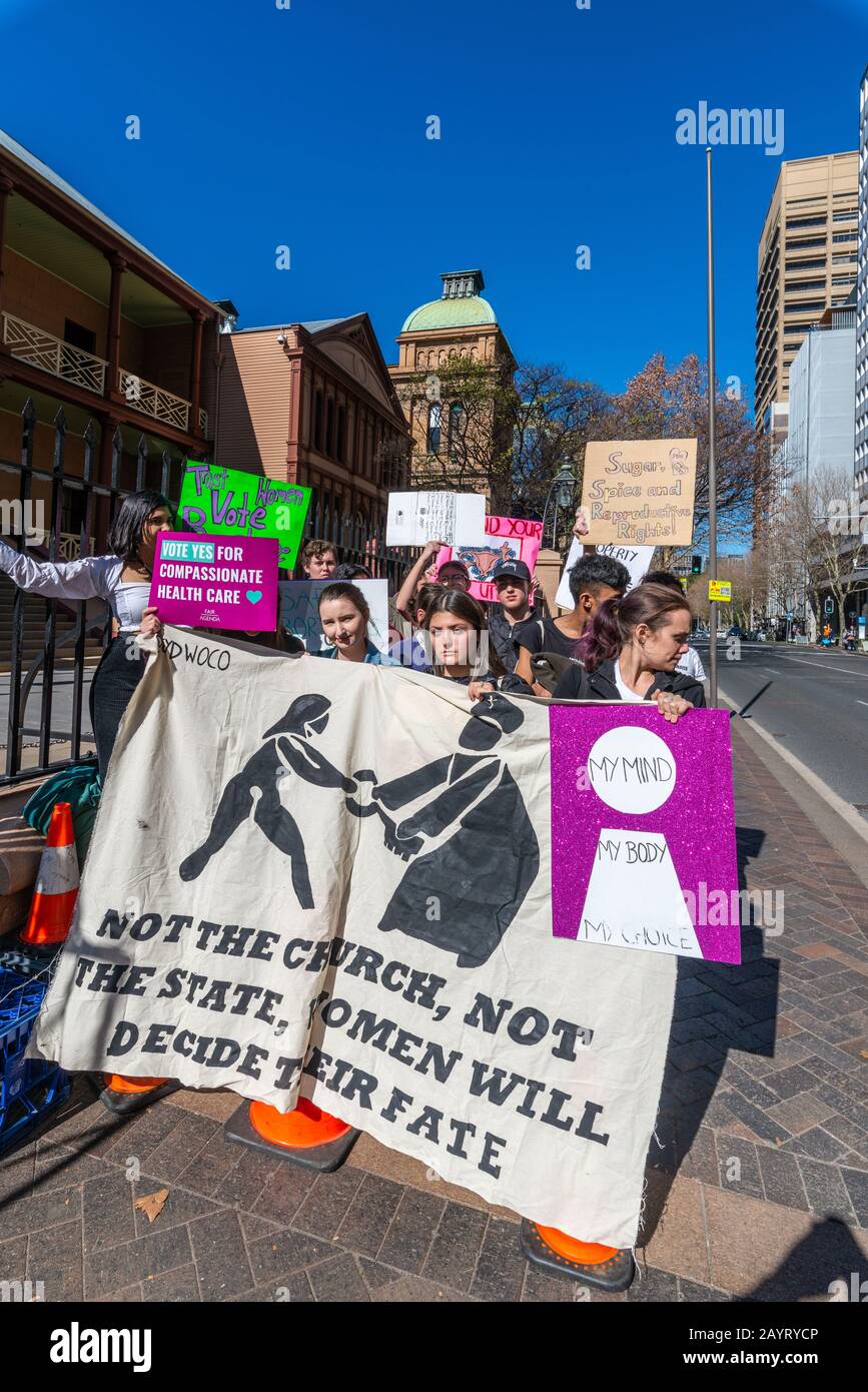 Sydney, AUSTRALIEN - 6. August 2019. - Hunderte von Abtreibungsgegner versammeln sich außerhalb des New South Wales Parliament House, Sydney. Stockfoto