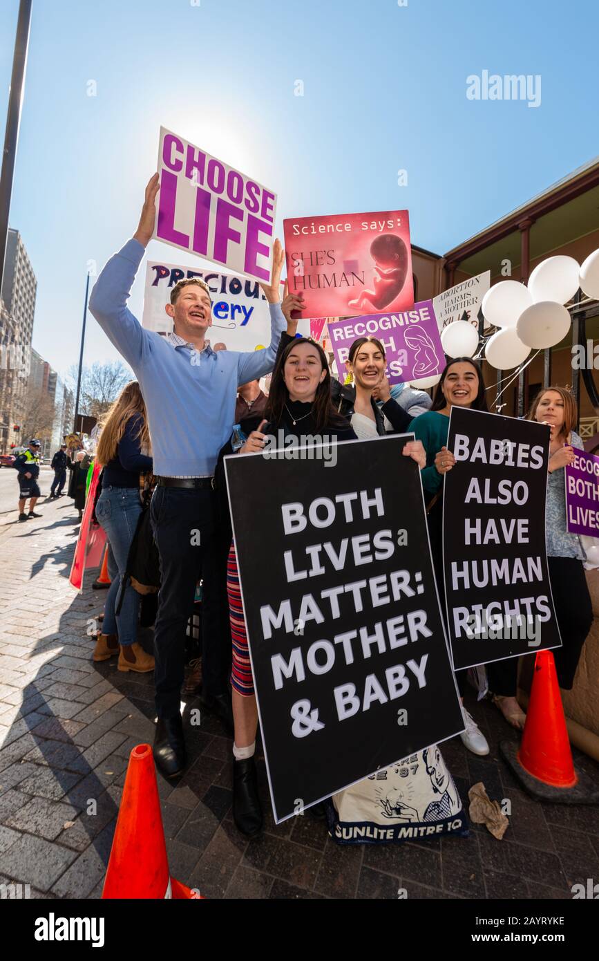 Sydney, AUSTRALIEN - 6. August 2019. - Hunderte von Abtreibungsgegner versammeln sich außerhalb des New South Wales Parliament House, Sydney. Stockfoto