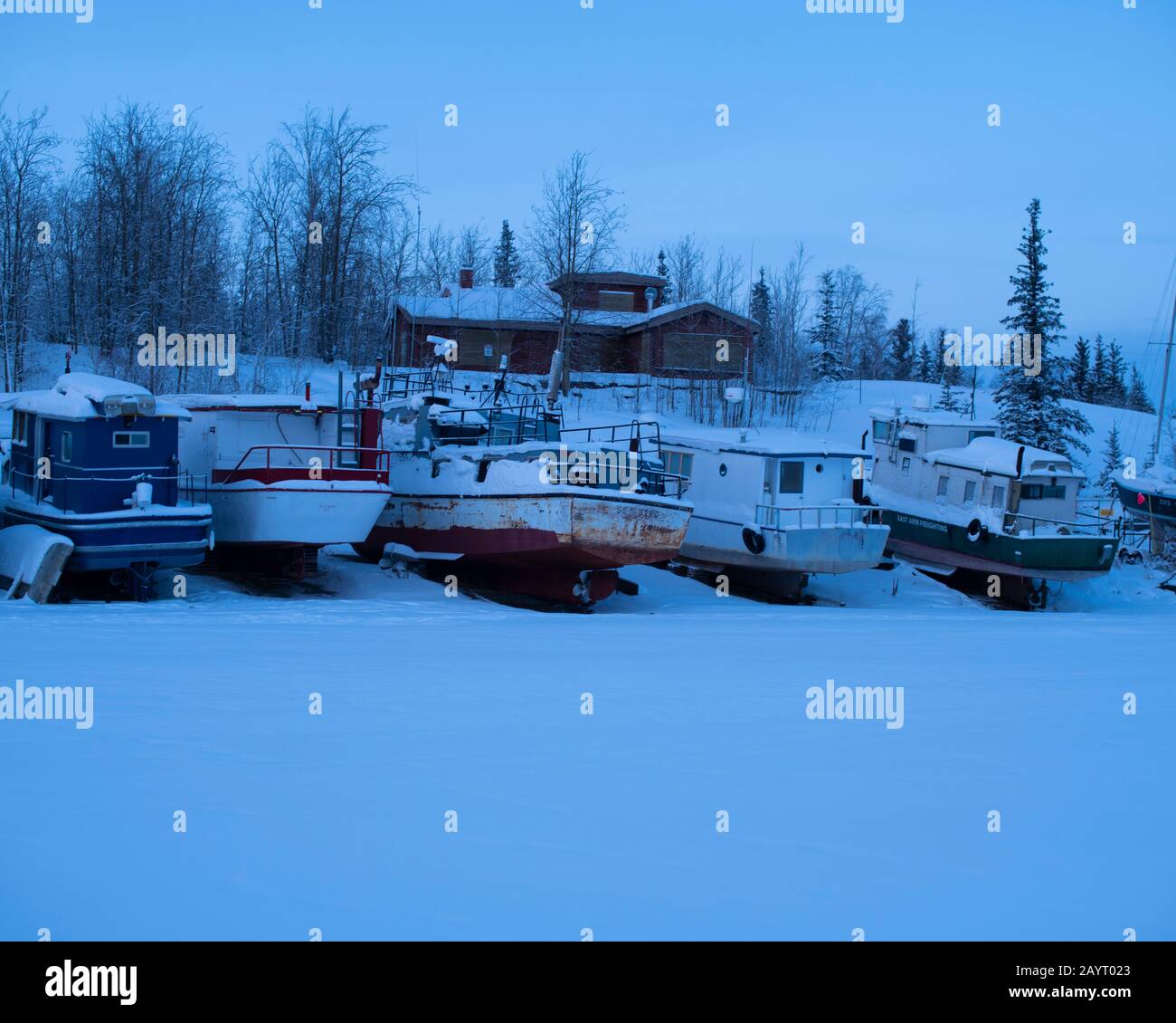 Boote im Winterlager an der Bootsrampe „Giant Mine“ in Yellowknife, Nordwest-Territorien, Kanada Stockfoto