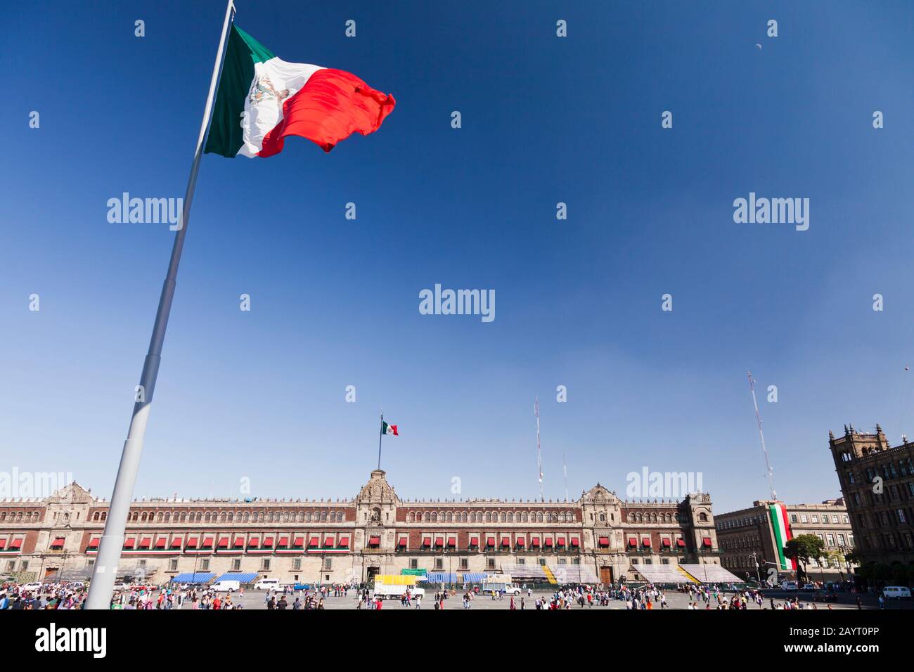 Nationalflaggen und Nationalpalast, Zocalo, Plaza de la Constitucion, Mexiko-Stadt, Mexiko, Mittelamerika Stockfoto