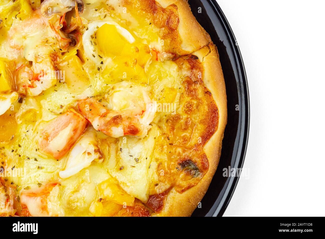 Gebackene Pizza auf schwarzem Teller mit Fisch und Meeresfrüchten Stockfoto
