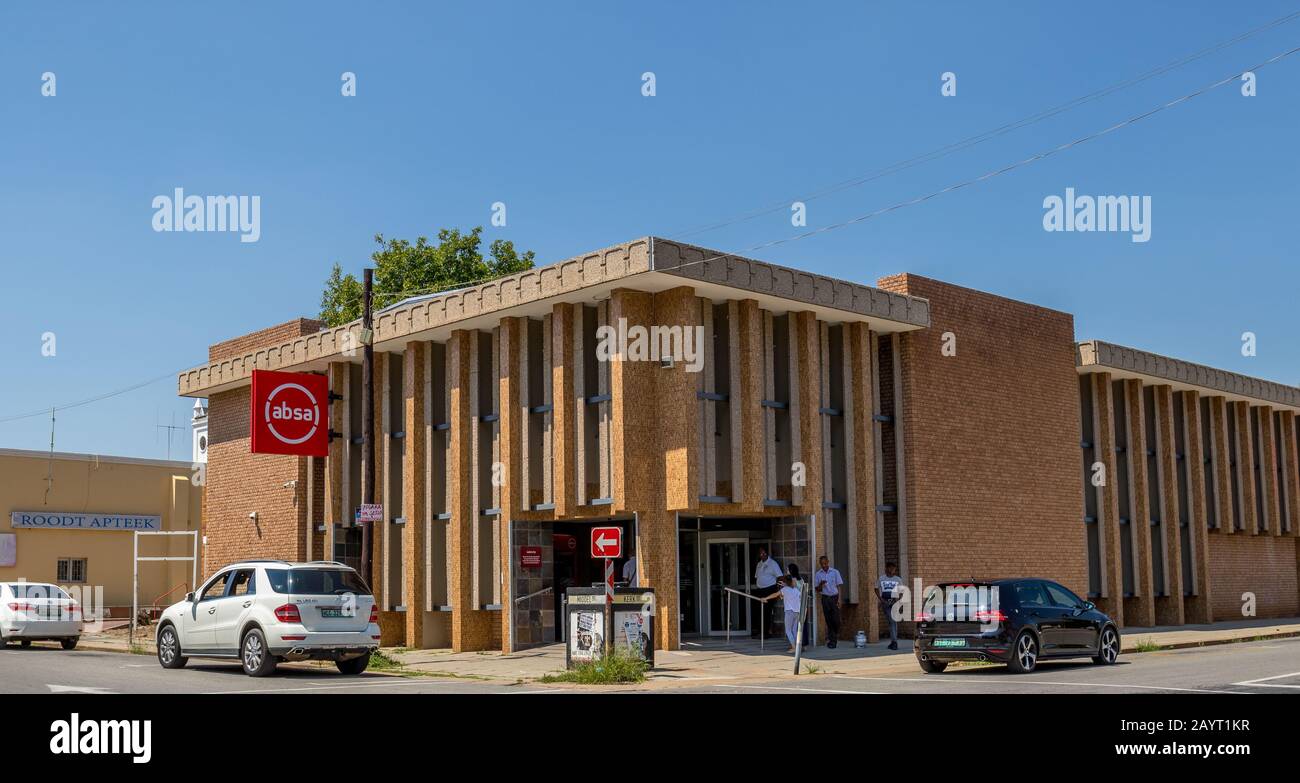 Parys, Südafrika - nicht identifizierte Kunden außerhalb eines Bankgebäudes im Geschäftsbezirk des Stadtbildes in horizontaler Form Stockfoto