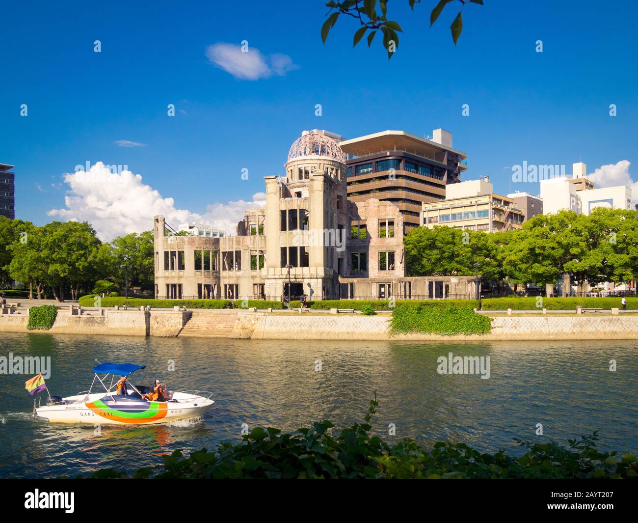 Das Friedensdenkmal von Hiroshima (Genbaku Dome, Atomic Bomb Dome oder A-Bomb Dome). Auch ein Gangi-Wassertaxi auf dem Ota-Fluss in Hiroshima, Japan. Stockfoto