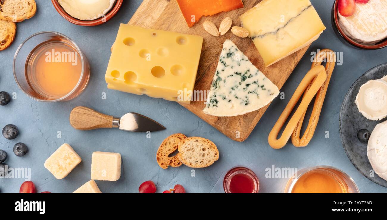 Käsepanorama. Blaukäse, holländischer Käse und andere, mit Wein und Brot, von oben geschossen Stockfoto