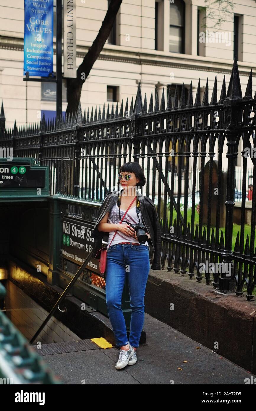 Asiatisches Modell am U-Bahn-Eingang der Wall Street in der Nähe der Trinity Church Lower Manhattan Stockfoto