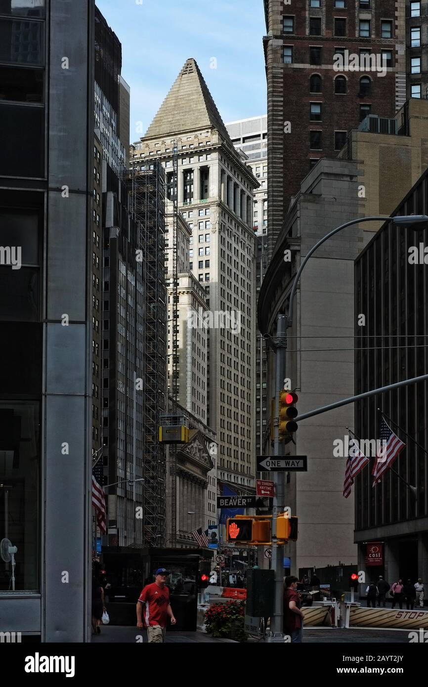 14 Wall Street, ein geschäftiger Blick von der Ecke von Beaver und Breiten Straßen in Lower Manhattan, New York, Flags, Traffic Lights, Wolkenkratzer, Stockfoto