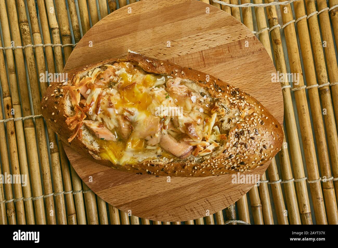 Geräucherte Salmon-Eierboote, knusprige Brotlaibe und Füllung Stockfoto