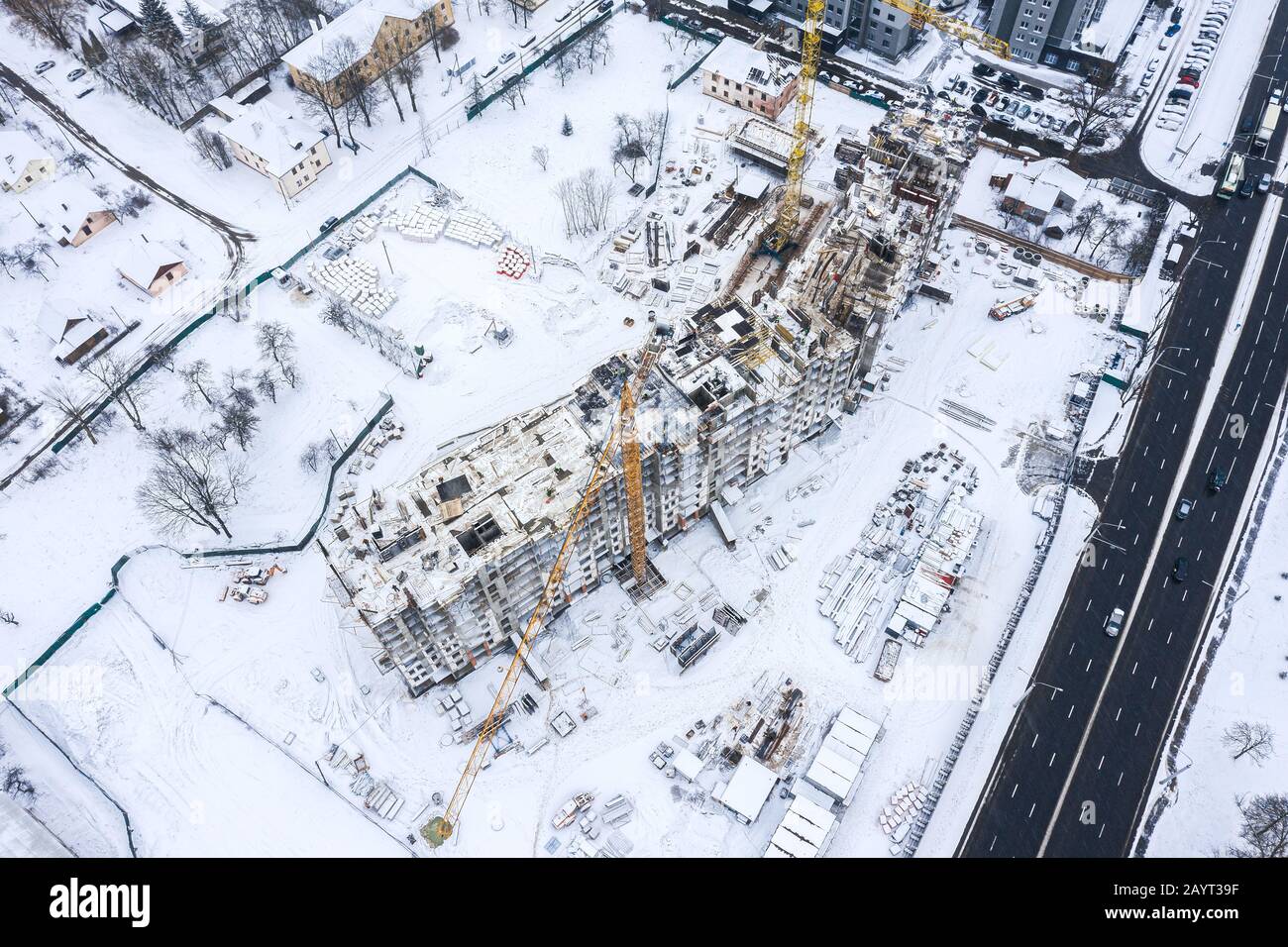 Neubau der Wohnung. Zwei Turmkräne, die im Winter auf der Baustelle arbeiten. Luftbild Stockfoto