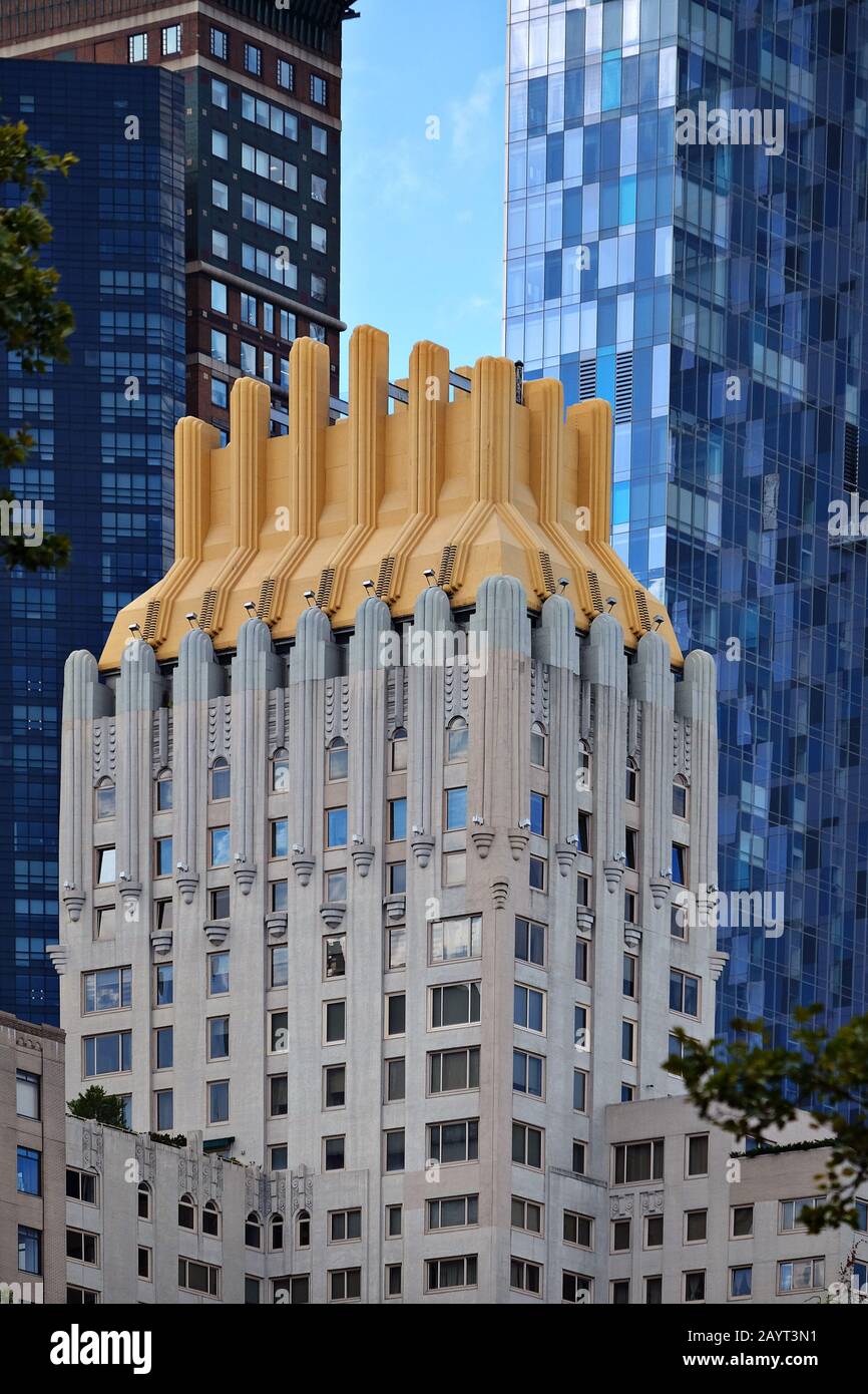 Trump Parc Condominium, ehemaliges Barbizon-Plaza Hotel mit neuem, von Art Deco inspirierten Dachdesign in New York Taxi Yellow Stockfoto