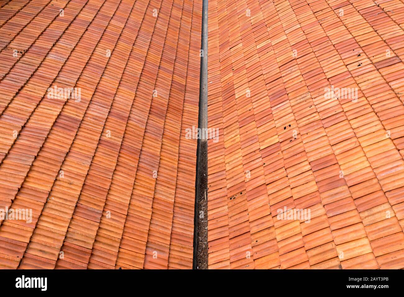 Zwei geflieste Dächer mit einer Regenrinne dazwischen Stockfoto