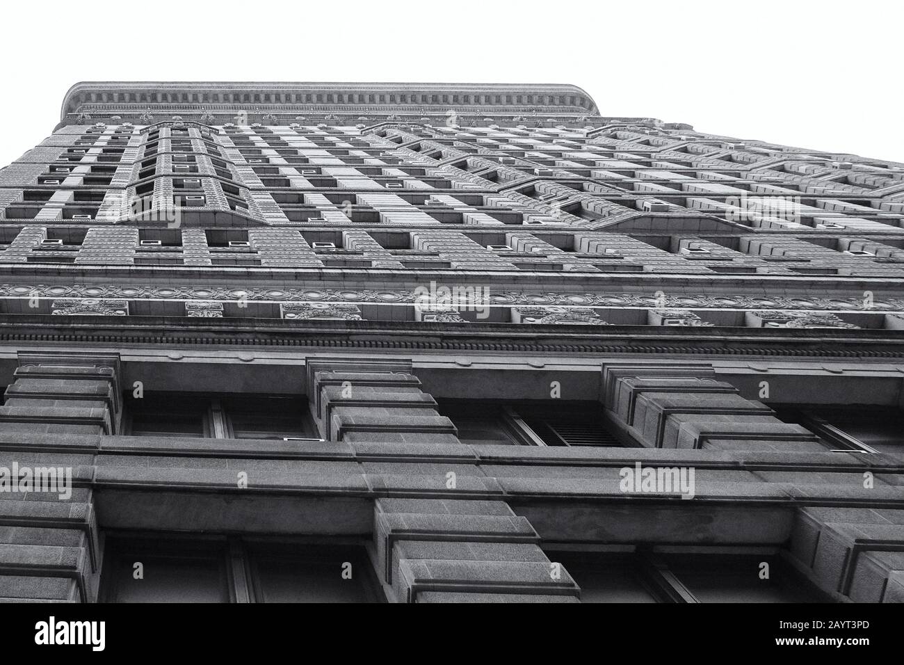 Blick auf die Broadway-Fassade des Flatiron-Gebäudes in New York City, ein einzigartiges schmales und hohes frühes Wolkenkratzer und eine Top-10-Touristenattraktion Stockfoto