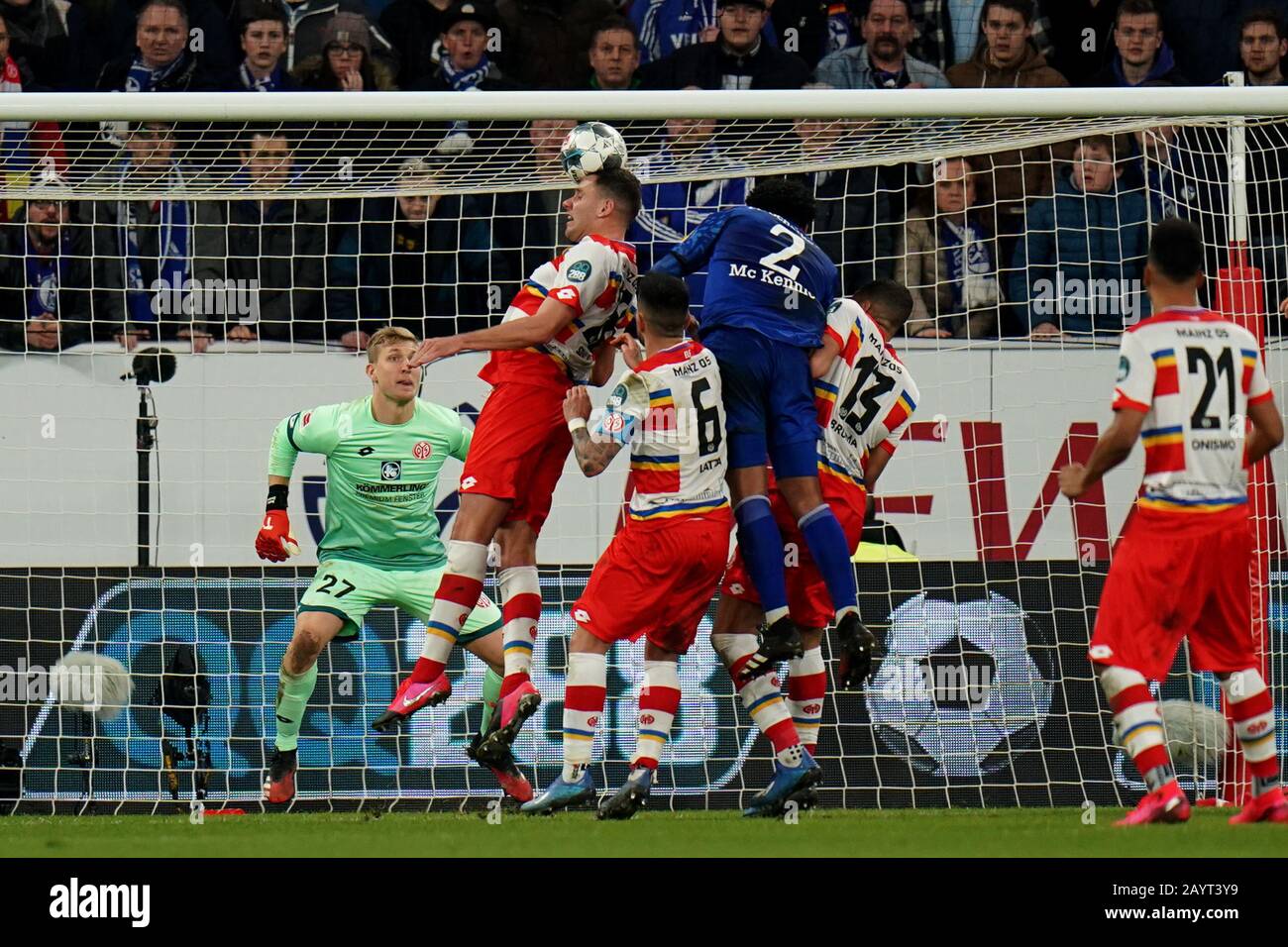 Mainz, Deutschland. Februar 2020. Fußball: Bundesliga, FSV Mainz 05 - FC Schalke 04, 22. Spieltag in der Opel-Arena. Adam Szalai (M) aus Mainz und Torhüter Robin Zentner wehren sich gegen einen Angriff des Schurken Weston McKennie (R). Kredit: Thomas Frey / dpa - WICHTIGER HINWEIS: Gemäß den Vorschriften der DFL Deutsche Fußball Liga und des DFB Deutscher Fußball-Bund ist es untersagt, im Stadion und/oder aus dem fotografierten Spiel in Form von Sequenzbildern und/oder videoähnlichen Fotoserien auszunutzen oder auszunutzen./dpa/Alamy Live News Stockfoto