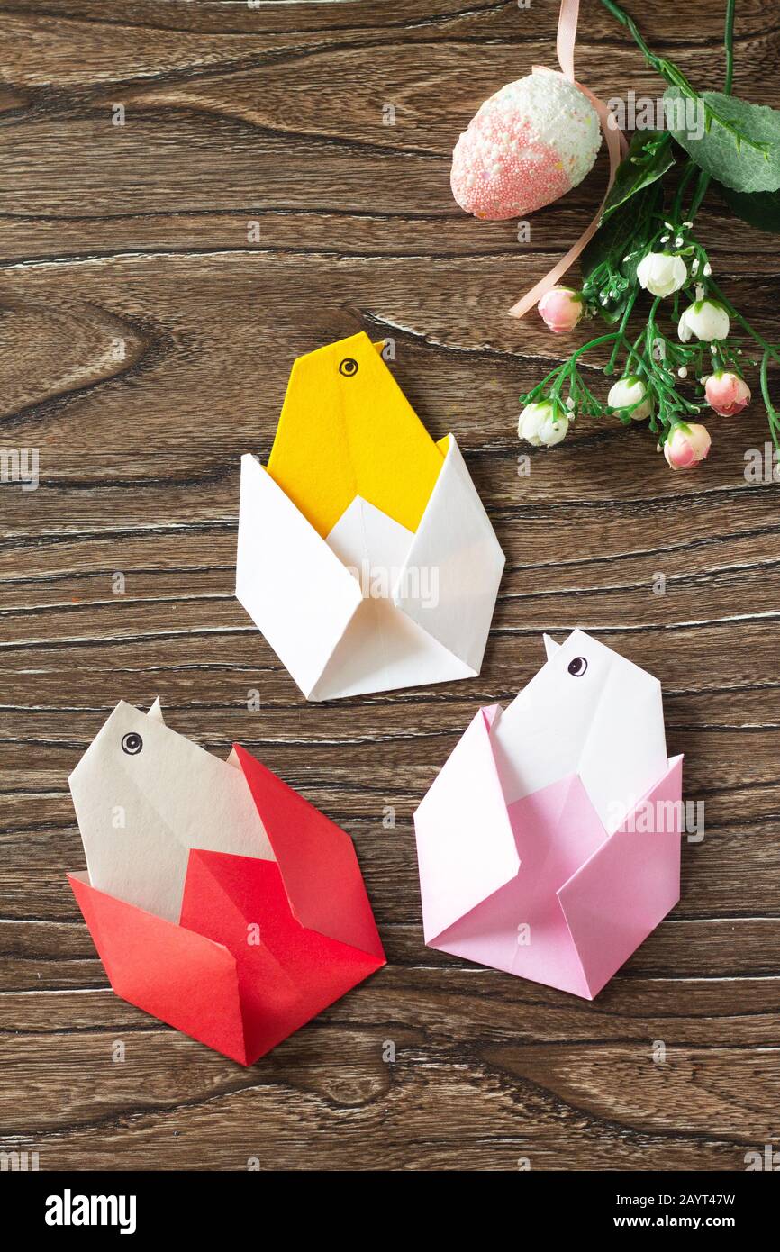 Geschenk Ostern Origami Huhn. Handgefertigt. Das Projekt der Kreativität,  des Handwerks und des Handwerks für Kinder. Kopierbereich Stockfotografie -  Alamy