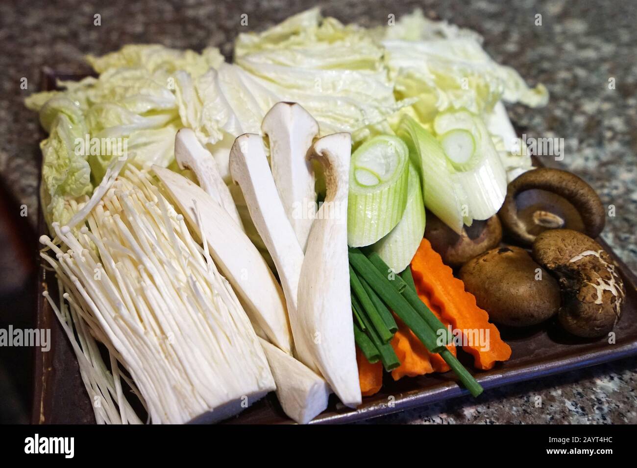 Verschiedene frische Gemüse, zubereitet für Shabu Shabu (japanischer heißer Topf) - Salat, Karotte, Leek, Shiitake, King Auster und goldener Nadelpilz Stockfoto