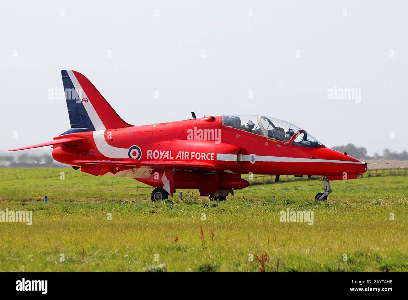 Xx242, eine BAE Hawk T1, die 2012 vom Kunstflugteam der Royal Air Force, den Red Arrows, auf RAF Leuchars betrieben wurde. Stockfoto