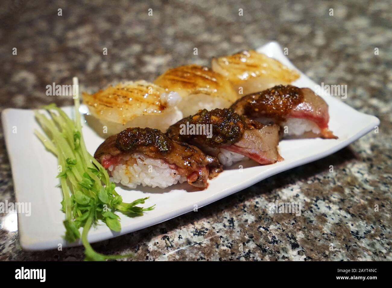 Engawa (Flounder fin) und Wagyu Rindfleisch Sushi Stockfoto