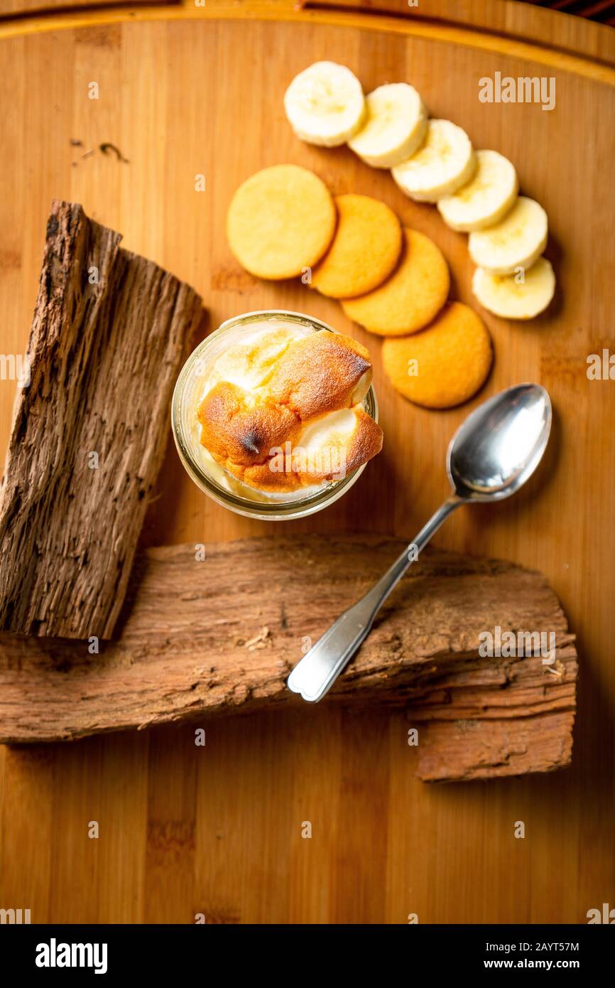 Banana Nilla Wafer Pudding Desert on Wood Cutting Board mit Spoon Food Photography Stockfoto