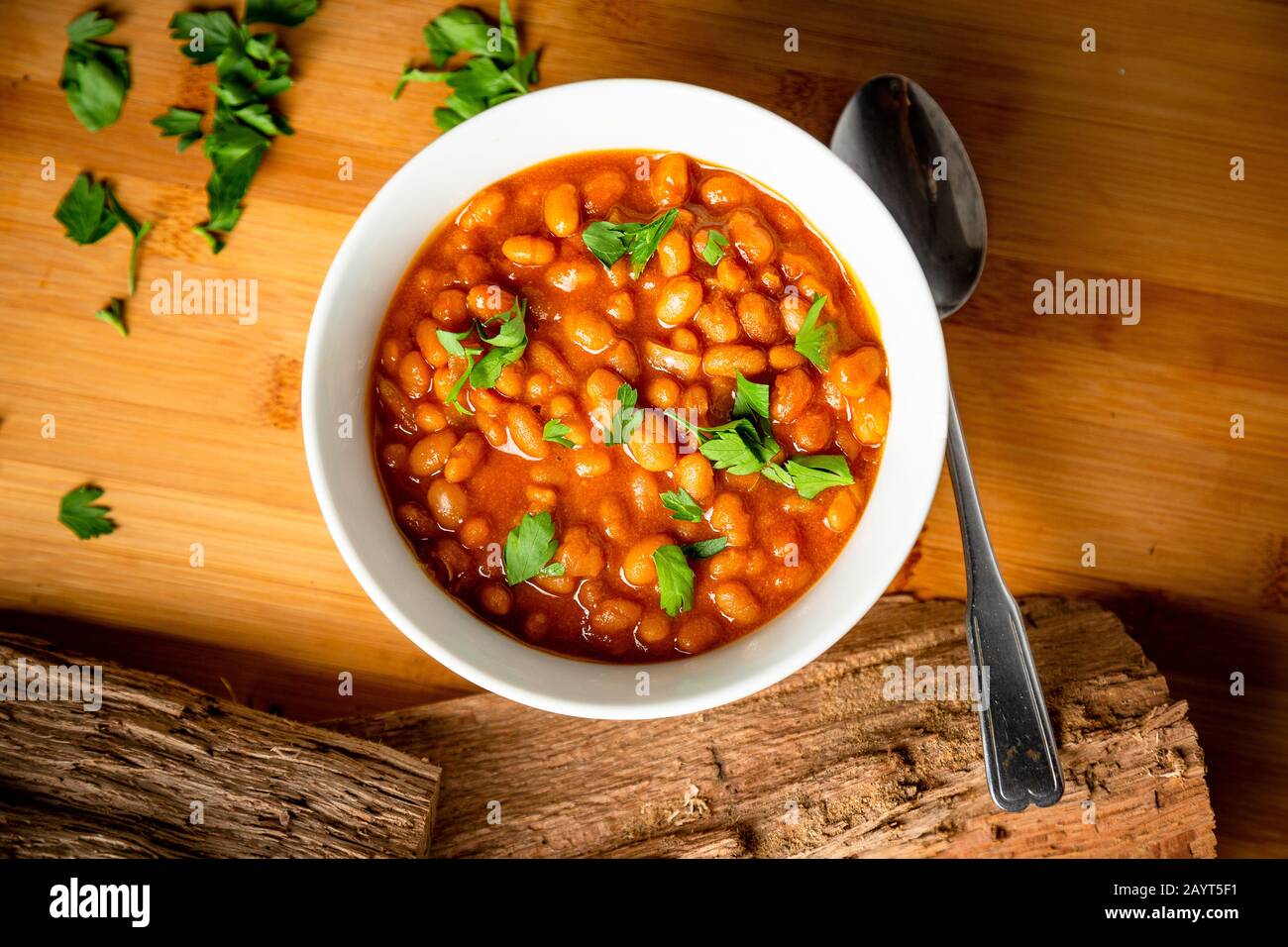 Gebackene Barbecue BBQ Bohnen im Stil von Texas zum Abendessen oder Mittagessen beschichtete Lebensmittelfotografien Stockfoto