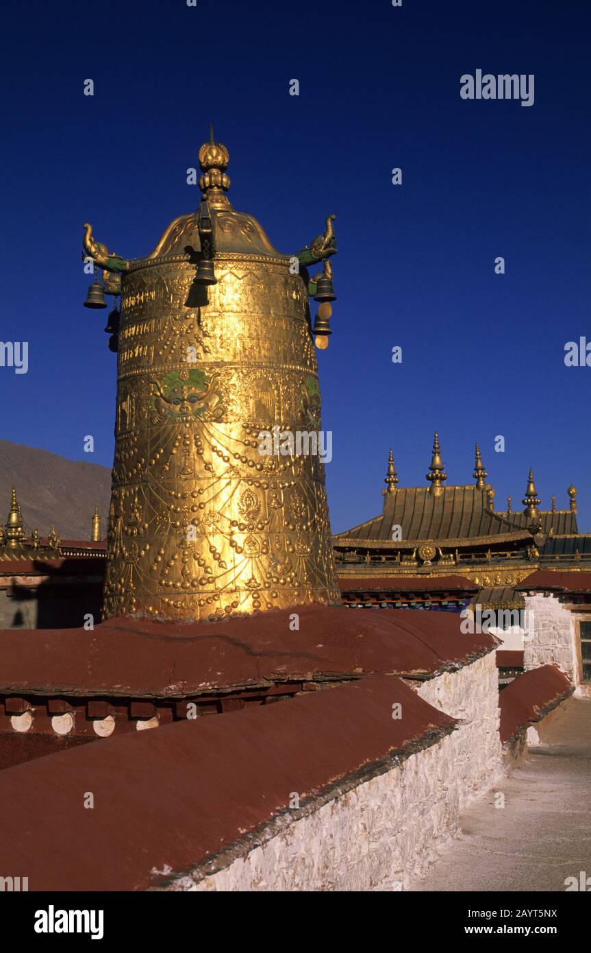 Ein vergoldeter Kirchturm am Jokhang-Tempel in Lhasa, Tibet, China. Stockfoto