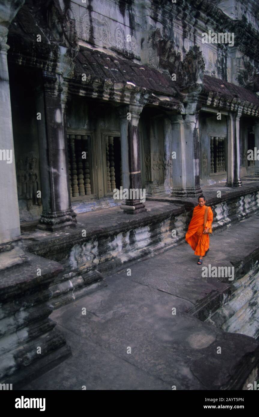 Ein Novize (Mönch) spazieren auf einer der Terrassen des Angkor Wat Tempels in Angkor bei Siem Reap in Kambodscha. Stockfoto