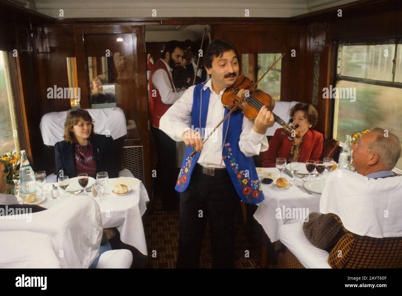 Der ungarische Zigeunermusiker, der auf dem Orient-Express-Zug in der Nähe von Budapest, Ungarn, traditionelle Zigeunermusik aufführt. Stockfoto