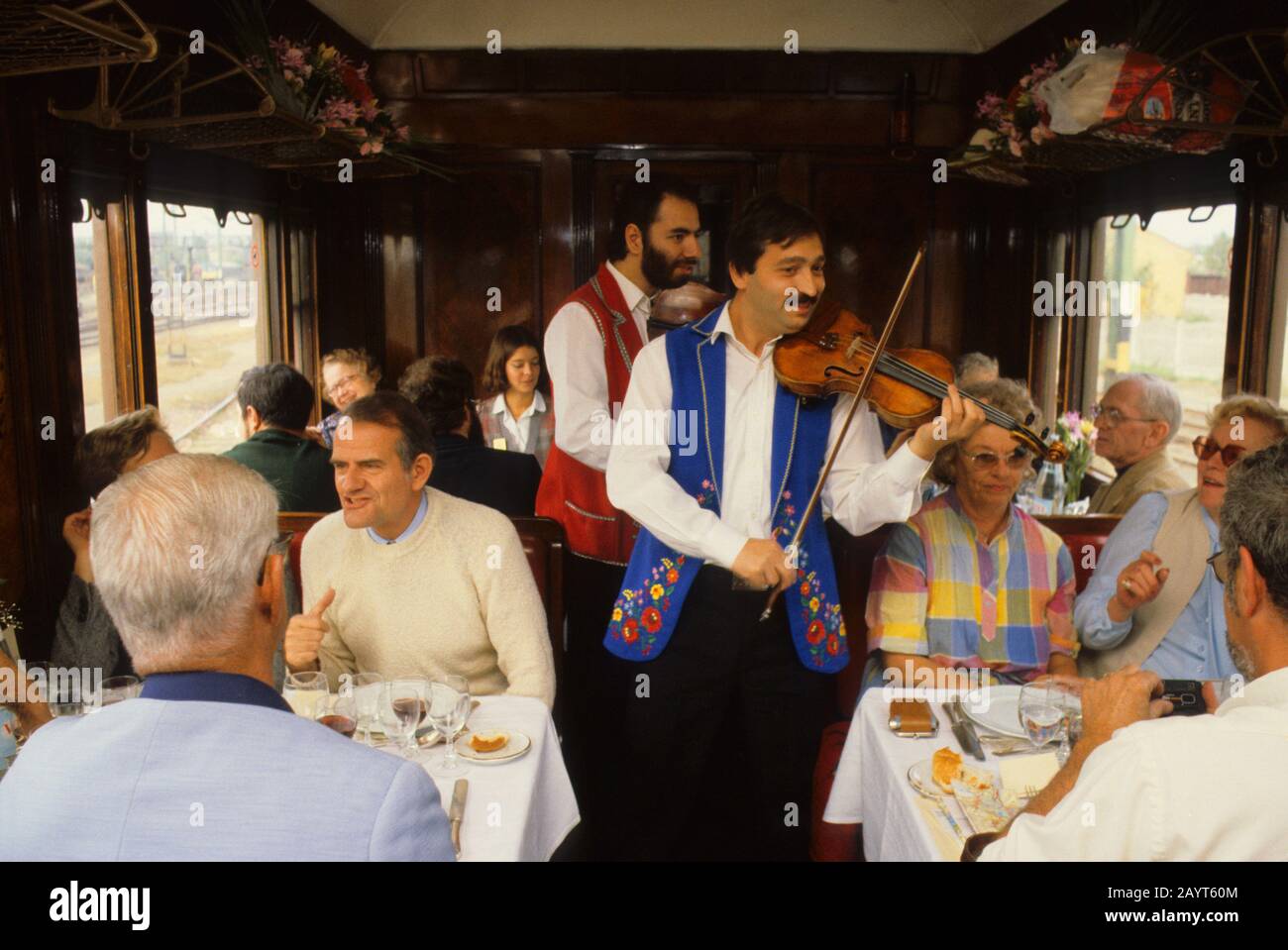 Der ungarische Zigeunermusiker, der auf dem Orient-Express-Zug in der Nähe von Budapest, Ungarn, traditionelle Zigeunermusik aufführt. Stockfoto