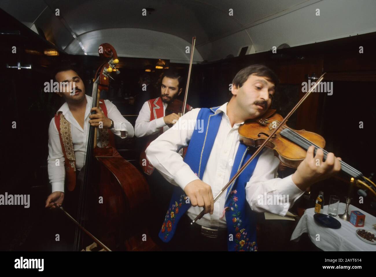 Der ungarische Zigeunermusiker, der auf dem Orient-Express-Zug in der Nähe von Budapest, Ungarn, traditionelle Zigeunermusik aufführt. Stockfoto