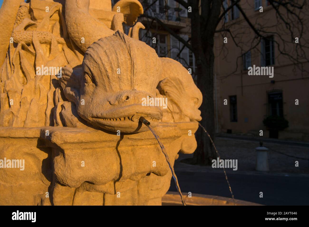 In Aix-en-Provence, Frankreich, gibt es eine Reihe schöner alter Brunnen, einer davon ist der Springbrunnen der Vier Delphine am Renowne Stockfoto