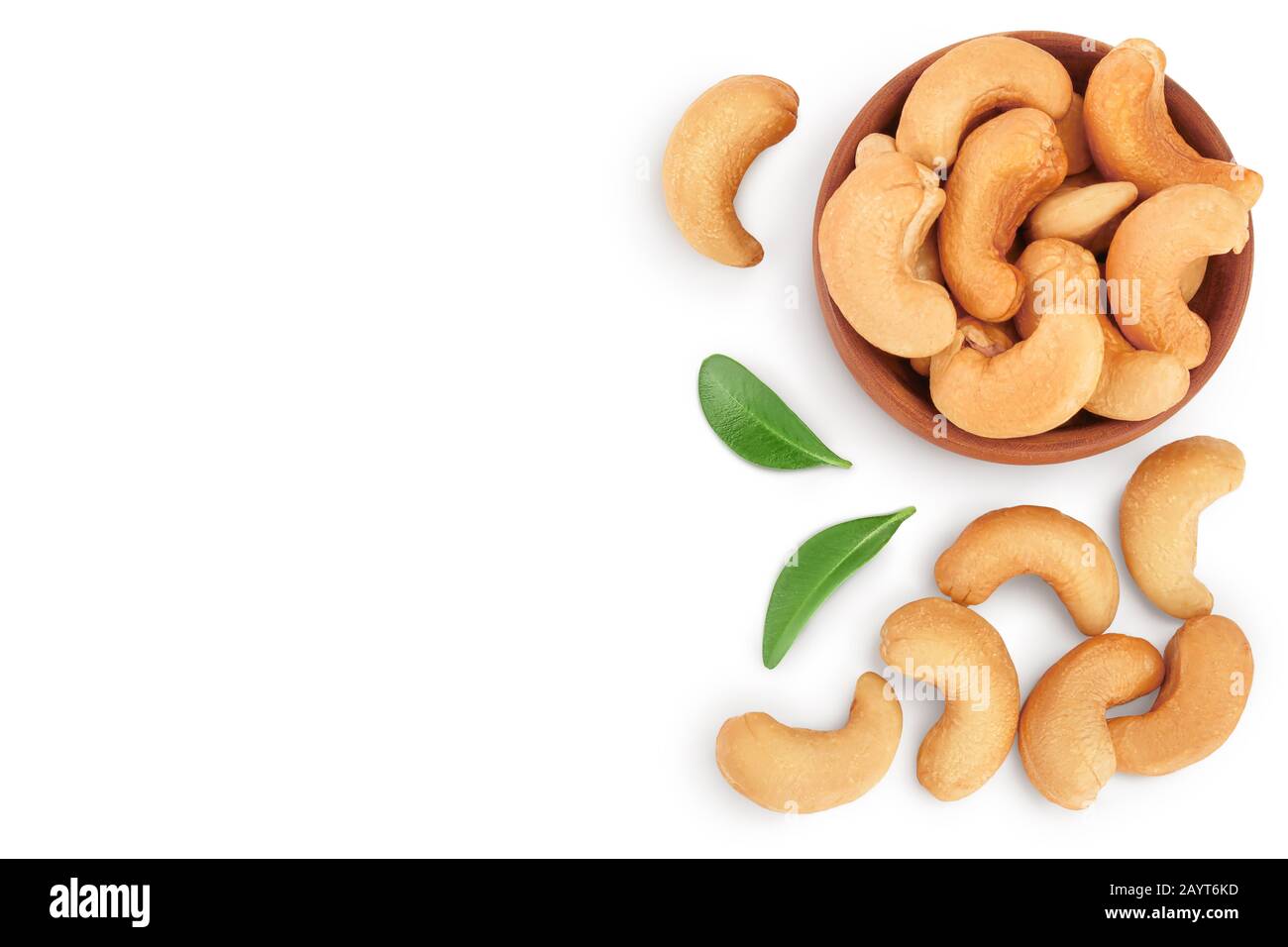 Geröstete Kaschew Nüsse in Schale isoliert auf weißem Hintergrund mit Schneideweg und voller Schärfentiefe. Draufsicht mit Kopierbereich für Ihren Text. Flaches Lay Stockfoto