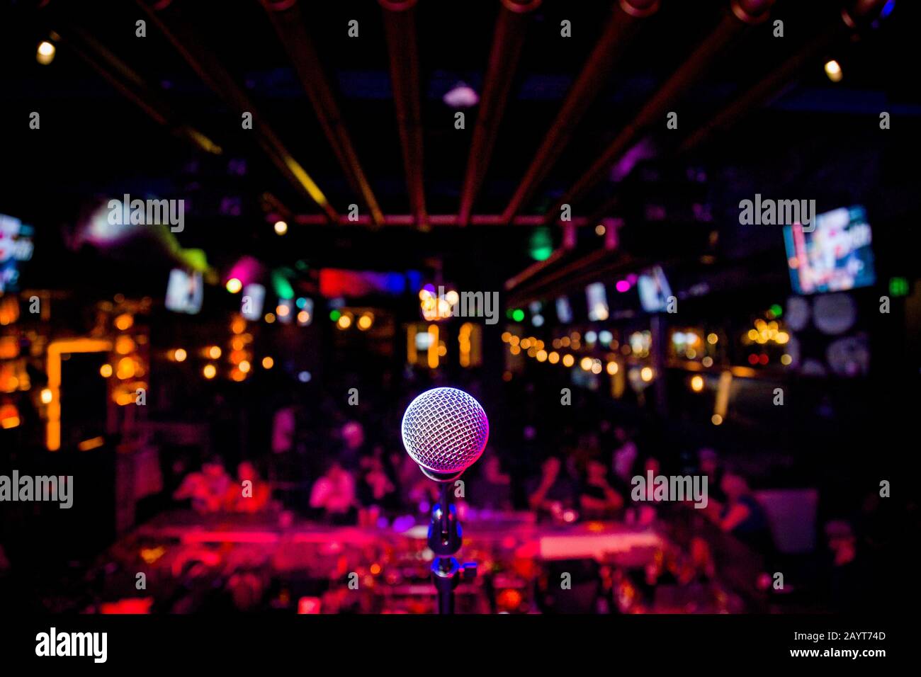 Comedy-Mikrofon auf Der Bühne der Comedy Music Show im Club mit Lichter und Farben Stockfoto