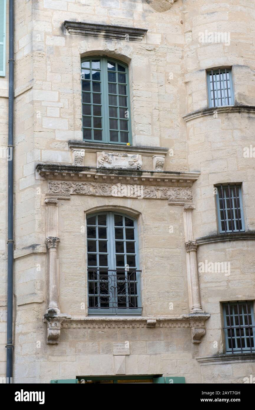 Straßenszene in der Altstadt von Uzes, einer Kleinstadt im südfranzösischen Gard-Departement. Stockfoto