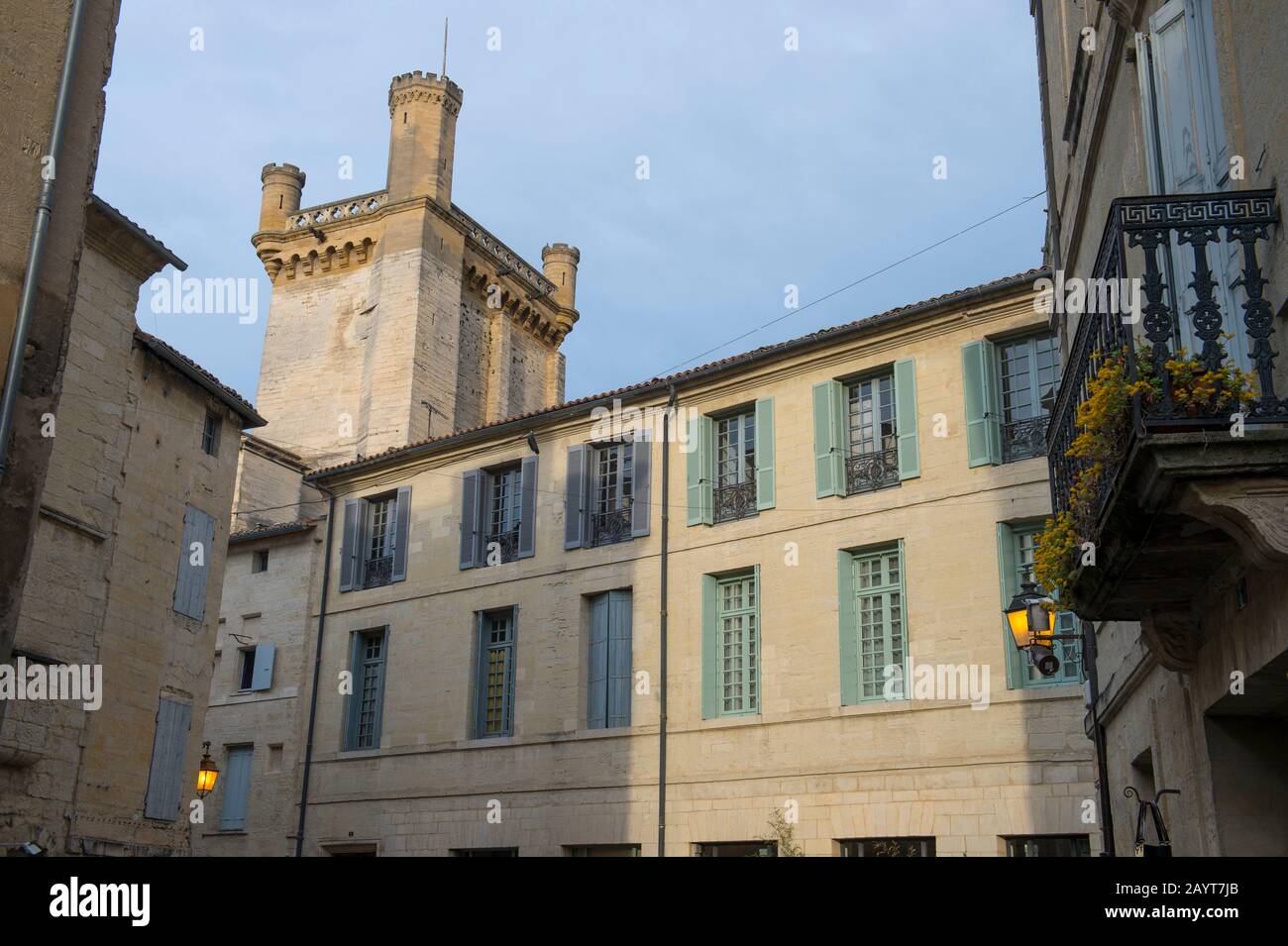 Straßenszene in der Altstadt von Uzes, einer Kleinstadt im südfranzösischen Gard-Departement. Stockfoto