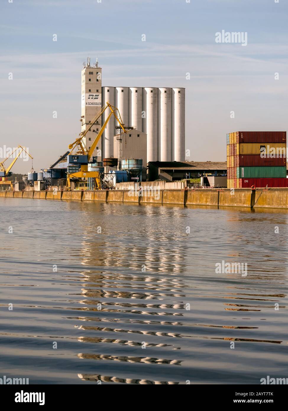 NÜRNBERG, DEUTSCHLAND - 10. JULI 2019: Industriesilos und Container in einem Industriegebiet außerhalb der Stadt Stockfoto